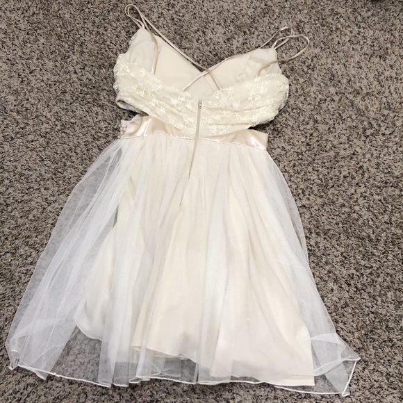 Francesca’s Collection Speechless Dress Size XS Cream Lace Cut Out Sides - Picture 6 of 10